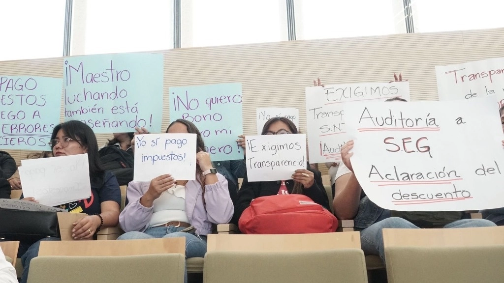 Si no hay respuesta del Estado, seguirán las protestas, pero no tienen contemplado un paro de labores. Integrantes de la sección 13 del SNTE respaldaron la protesta de los maestros de la sección 45. Foto Carlos García