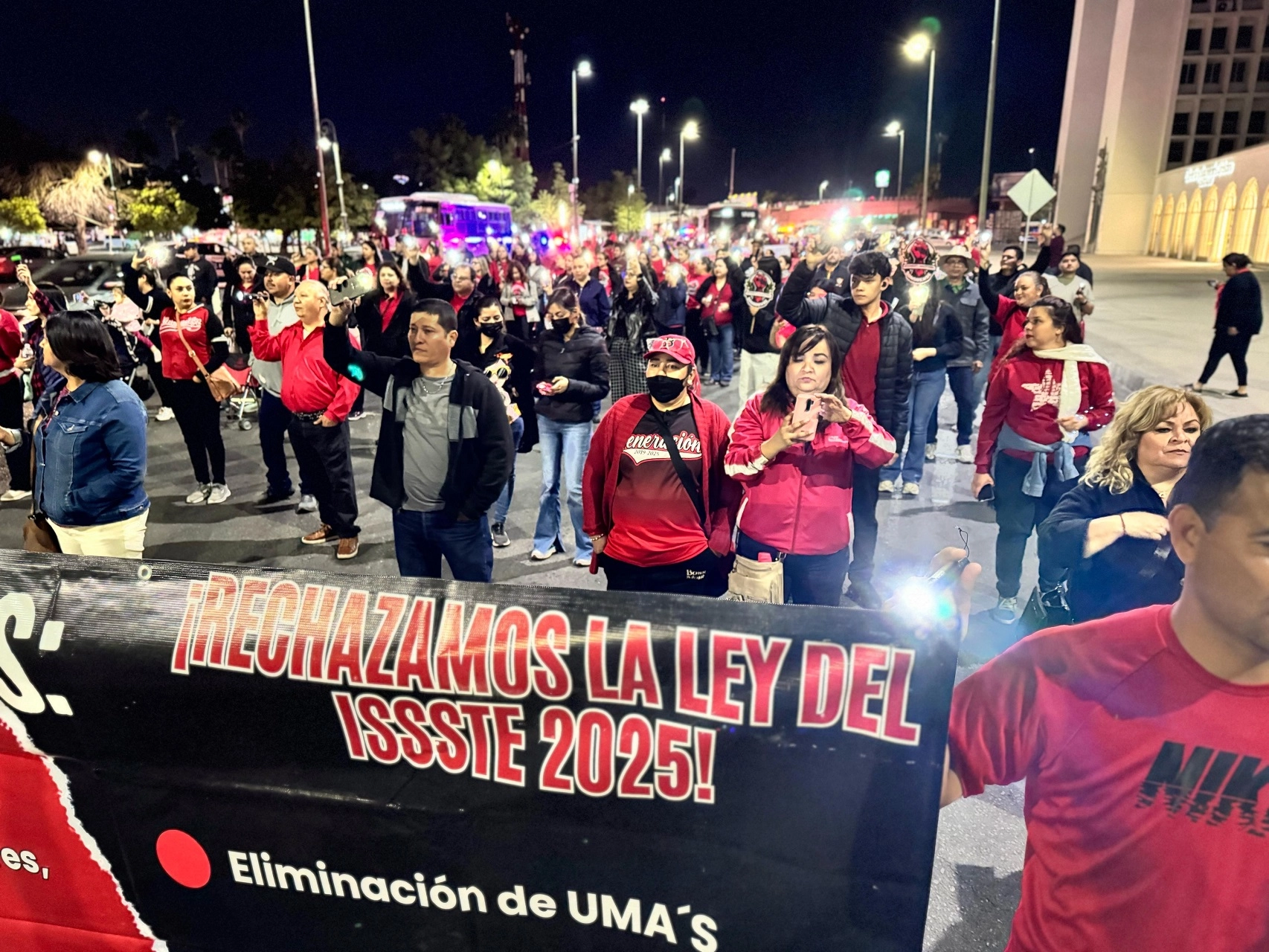 Alrededor de dos mil docentes tomaron las calles de Hermosillo en una manifestación nocturna contra la reforma a la Ley del Issste. Foto