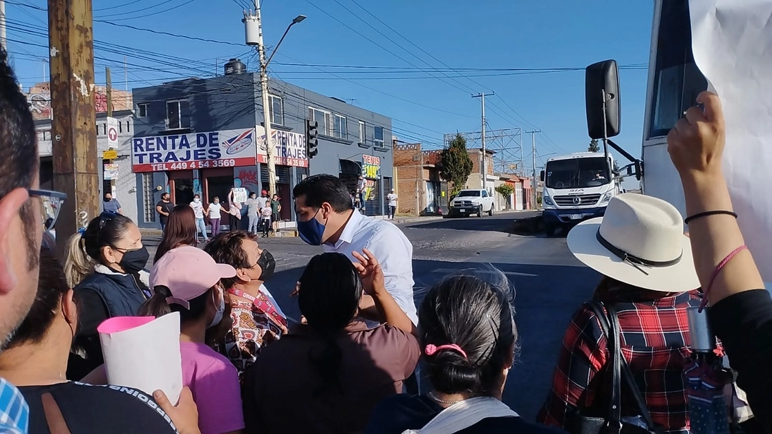Vecinos del fraccionamiento Ojocaliente III, en la capital de Aguascalientes, reclaman al edil, Leonardo Montañez (blanco), por la falta de agua en sus hogares. Foto Claudio Bañuelos 