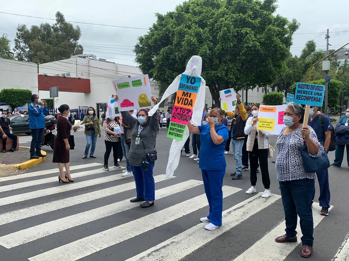 Trabajadores de todas las áreas del Instituto Nacional de Enfermedades Respiratorias bloquean Calzada de Tlalpan frente al nosocomio, en protesta por la entrega de premios por parte del gobierno federal a directivos del hospital, el 27 de agosto de 2021. Foto Alfredo Domínguez