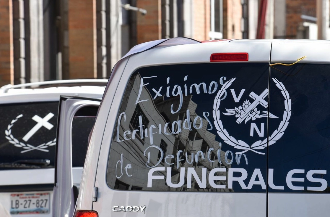 Funerarias del Valle de México se manifestaron en la Secretaría de Salud del Estado de México para denunciar la escasez de papelería para certificados de defunción, el 21 de enero de 2021. Foto Cuartoscuro