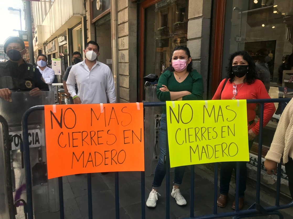 Empresarios de la calle de Madero impidieron que policías volvieran a cerrar la calle a la altura de Palma, el 14 de septiembre de 2021. Foto Bertha Teresa Ramírez