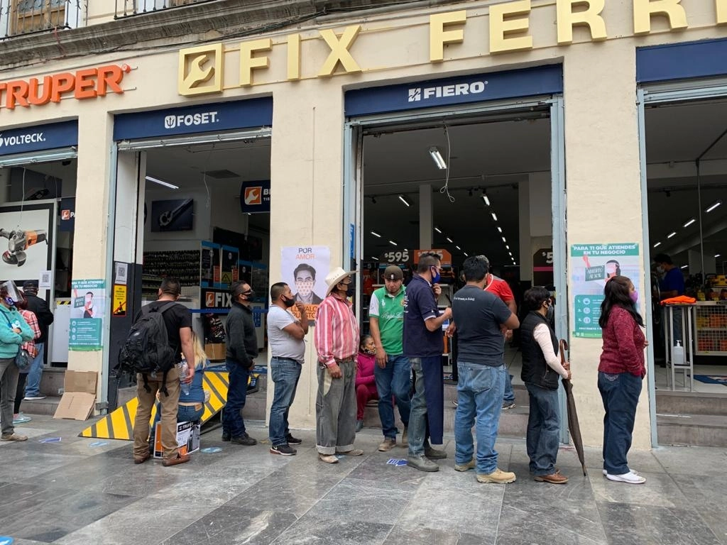 Compradores hacen fila para poder ingresar a ferreterías ubicadas sobre la calle Corregidora, en el Centro Histórico de la Ciudad de México, el 7 de diciembre de 2020. Foto María Luisa Severiano