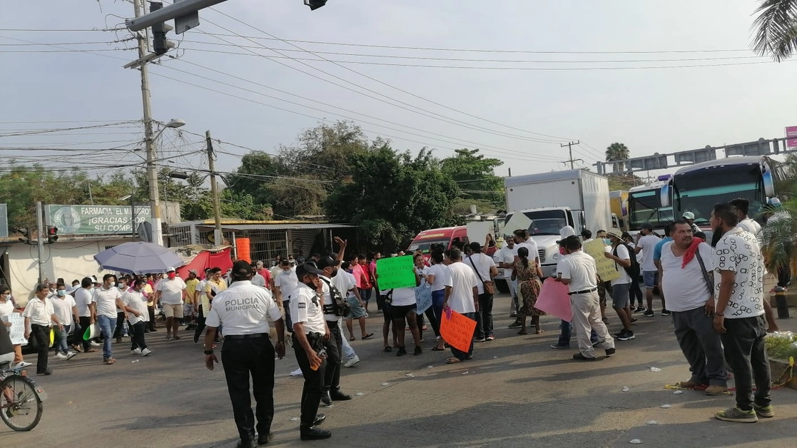 La protesta ocasionó congestionamiento vehicular en uno de los principales accesos carreteros al puerto. Foto La Jornada