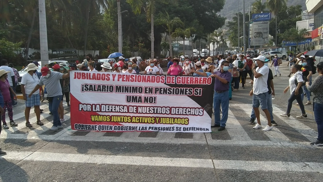 Marcha de los maestros en la Costera Miguel Alemán. Foto Héctor Briseño