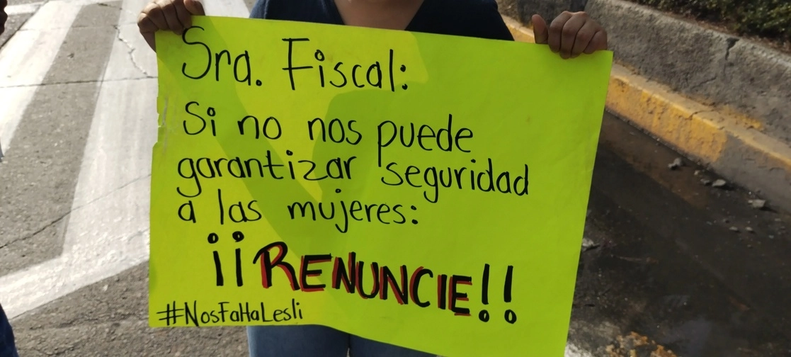 Amigos y familiares de Lesli Berenice Palacios Pérez bloquearon ambos sentidos de la avenida Costera Miguel Alemán, a la altura de la glorieta de la Diana, para exigir a las autoridades que reanuden la búsqueda de la joven. Foto Héctor Briseño