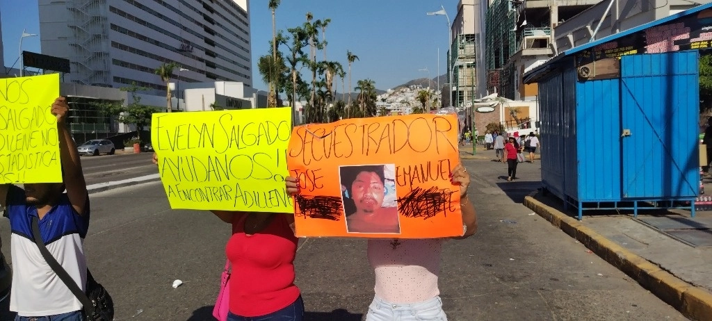 Familiares exigen a las autoridades la búsqueda de Adillene Polette, de 16 años, quien desapareció el viernes pasado, y padece déficit de atención multiple. Foto Héctor Briseño