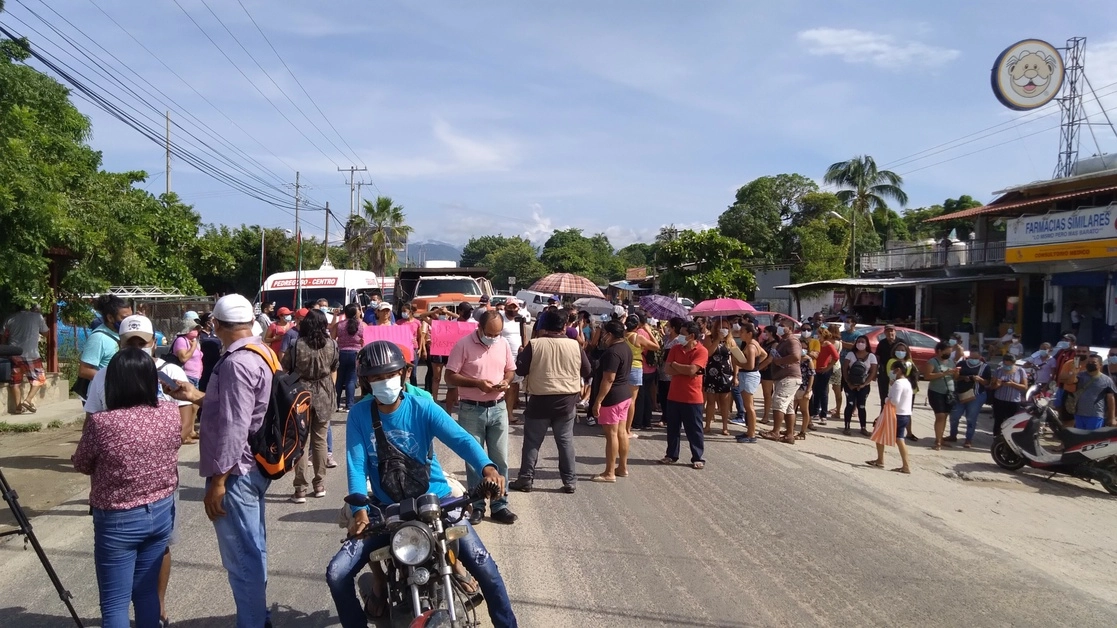Bloqueo por parte de habitantes de la unidad habitacional Pedregal de Cantaluna en la carretera federal Acapulco-Zihuatanejo, por las afectaciones a sus viviendas tras el sismo del 7 de septiembre de 2021. Foto Héctor Briseño