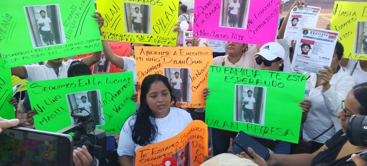 Familiares y amigos de Dylan Omar durante la protesta. Foto 