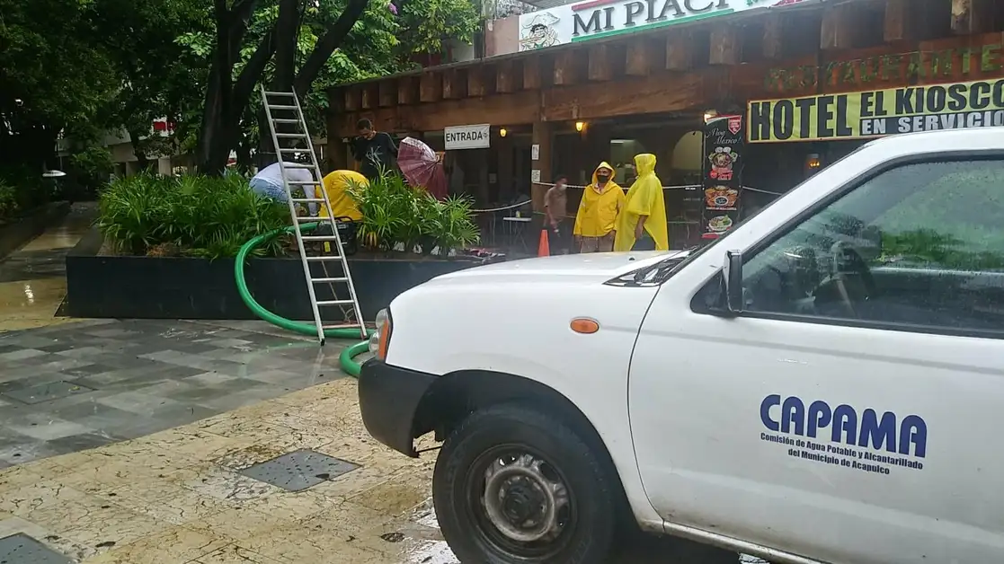 Trabajadores de la Comisión de Agua Potable y Alcantarillado de Acapulco realiza trabajos de reparación. Foto Tomada del Twitter @Capama_Acapulco/Archivo