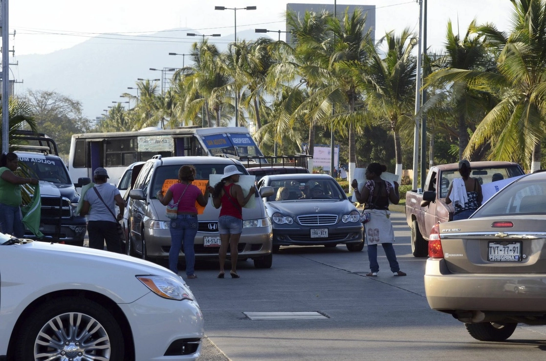 Madres de familia de cinco planteles de primaria de Acapulco realizaron bloqueos intermitentes sobre el bulevar de las Naciones. Foto Cuartoscuro / Archivo
 
