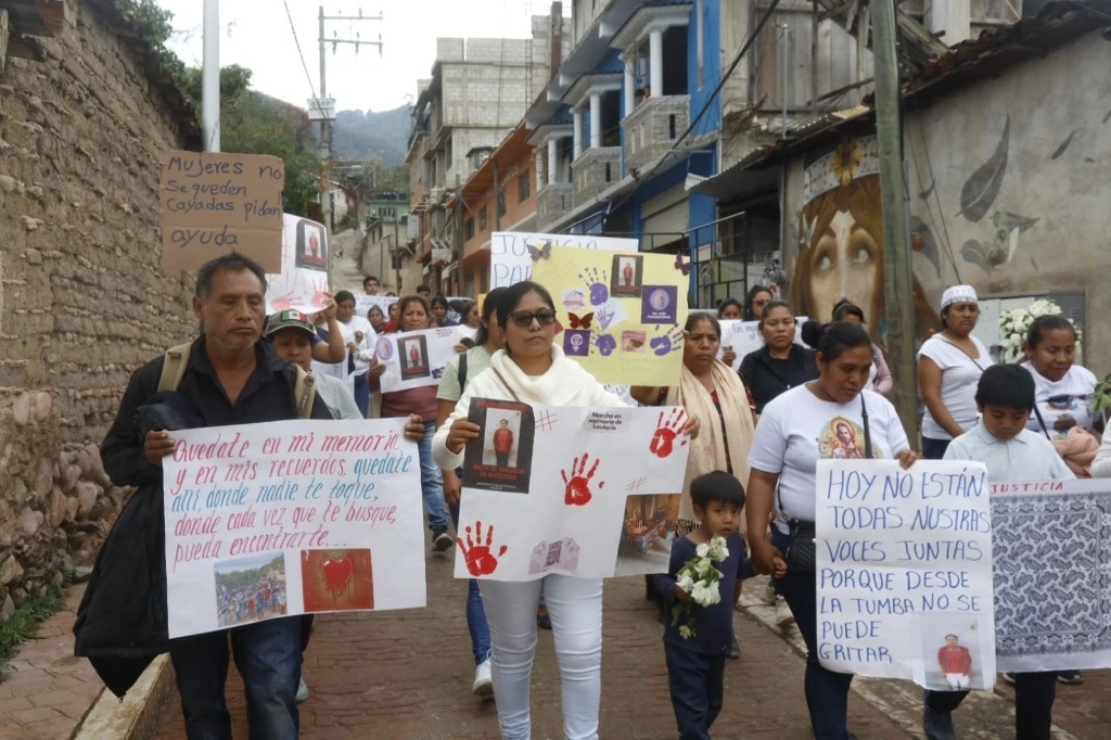 Desde las 13:00 horas, hombres, mujeres y niños, provenientes de diversas comunidades, apoyadas por ciudadanos de la cabecera, marcharon por las calles en demanda de justicia para Eleuteria, y el cese a la violencia contra las mujeres en ese municipio. Foto cortesía de Centro Tlachinollan