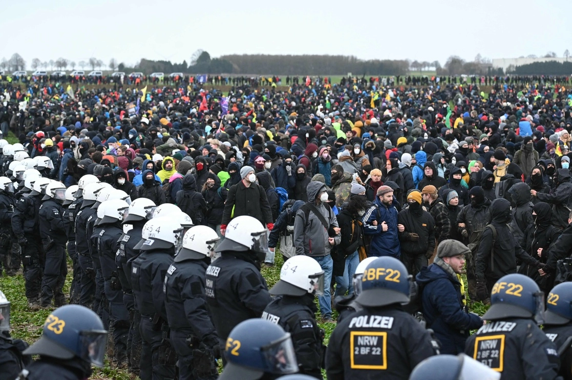 Policías y manifestantes alemanes se encaran a las afueras del pueblo minero de Lützerath. Foto Afp  