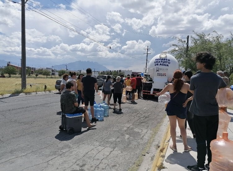 Reparto gratuito de agua. Foto @Ivydurandd