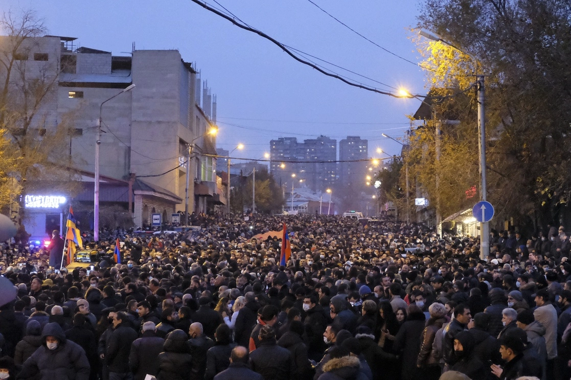 Manifestantes se reúnen para presionar al primer ministro armenio Nikol Pashinyan para que renuncie por un acuerdo de paz con el vecino Azerbaiyán en la Plaza de la República en Ereván, Armenia. Foto Ap