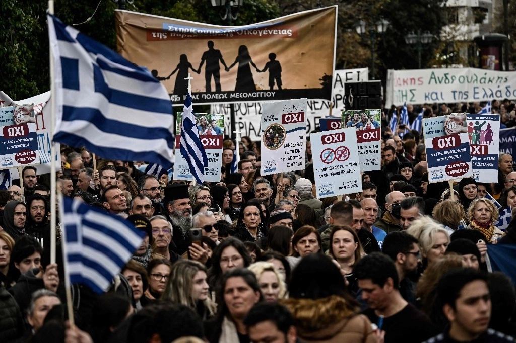 Manifestación contra una reforma que legaliza el matrimonio y la adopción entre personas del mismo sexo, que será debatida por el parlamento la próxima semana, en Atenas el 11 de febrero de 2024. Foto Afp
