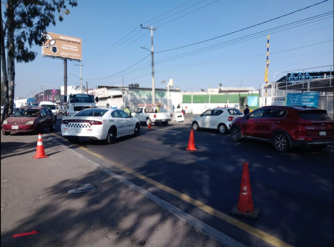 Vecinos de Ecatepec bloquearon la autopista Texcoco-Lechería a la altura de la avenida Chopos, en la zona centro de Ecatepec, estado de México. Foto ‘La Jornada’
