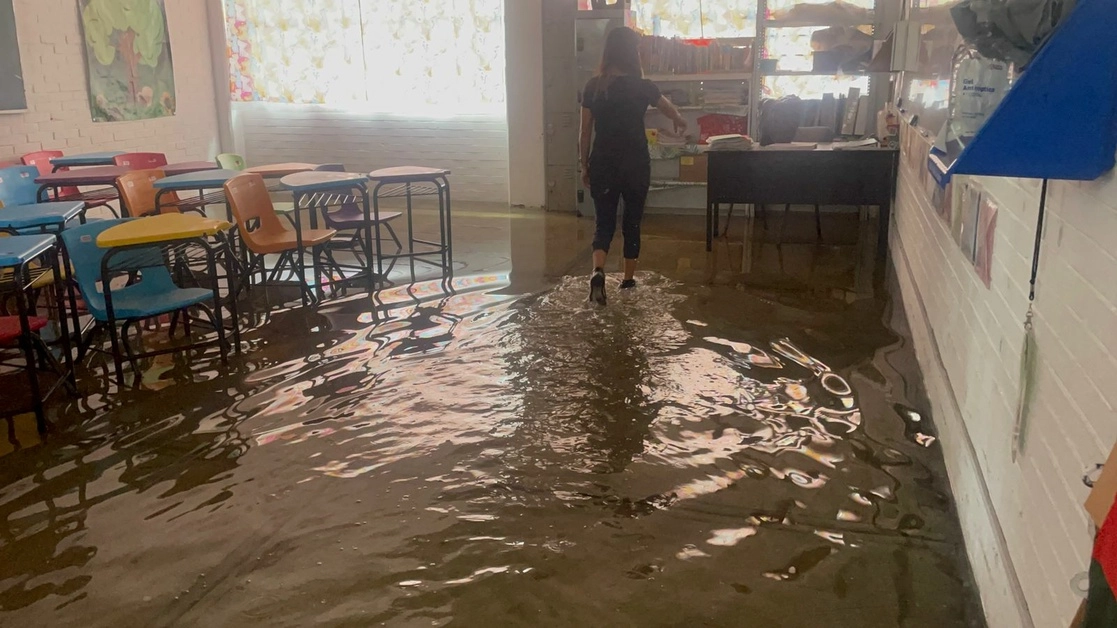 Madres y padres de familia reportaron que los salones y patio de la secundaria "17 de marzo" se inundaron por las lluvias recientes. Foto ‘La Jornada’