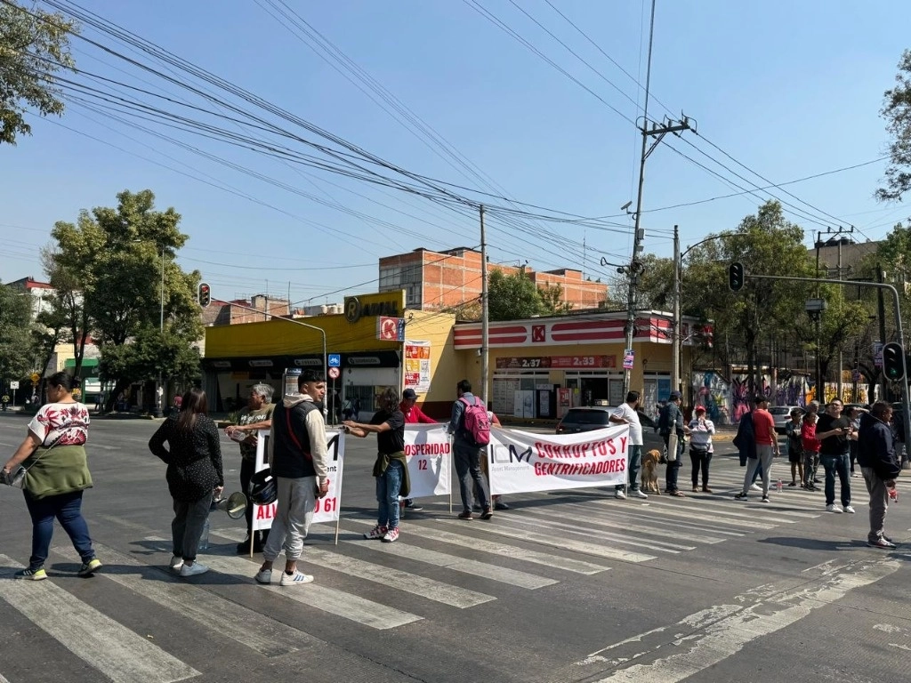 Vecinos de la colonia Escandón bloquean la avenida Patriotismo, al cruce con Progreso, para exigir la clausura de una construcción de departamentos, en la Ciudad de México, el 31 de enero de 2025. Foto Alfredo Domínguez
