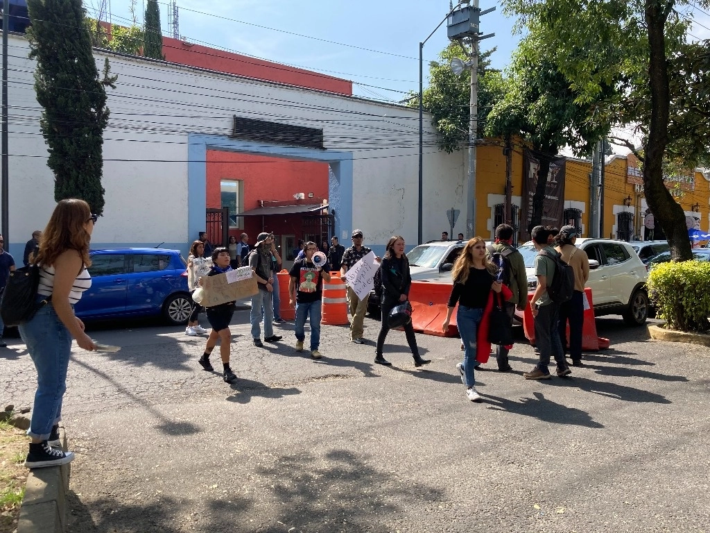Vecinos de la unidad habitacional Fuentes Brotantes y la colonia Emiliano Zapata cerraron ambos sentidos de la avenida San Fernando. Foto 'La Jornada'