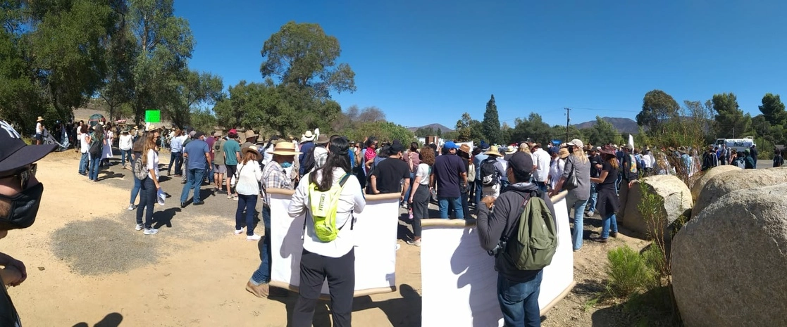 Agricultores y habitantes de Valle de Guadalupe protestaron por la devastación del área forestal por la construcción de un Centro de Espectáculos, en esta zona vitivinícola. Foto Lindero Norte