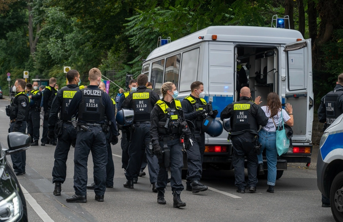Policías durante una manifestación contra las restricciones del coronavirus, en Berlín, el sábado 28 de agosto de 2021. Foto Ap