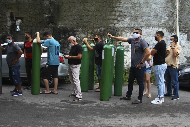 En Manaos, Amazonia, familiares de pacientes con Covid-19 hacen fila para recargar sus tanques de oxígeno. Foto Ap