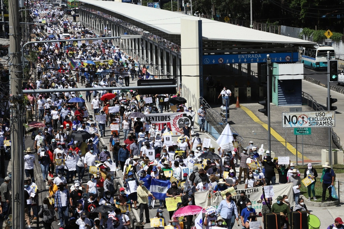 Unas cuatro mil personas se caminaron por las calles de San Salvador; el presidente Bukele calificó la protesta en su contra como un fracaso. Foto Ap