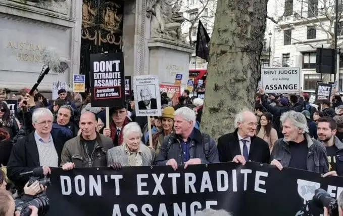 El ex ministro de Finanzas griego, Yanis Varoufakis (2ndo izq.), la diseñadora de moda Vivienne Westwood (centro) y el padre de Julian Assange, John Shipton (1ero der.) y el músico Roger Waters (2ndo der.) fuera de las oficinas del gobierno australiano en Londres para manifestar su apoyo al fundador de Wikileaks, Julian Assange. Foto Wikileaks