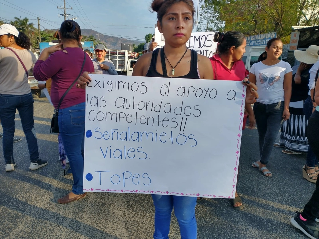 Padres, madres de familia y alumnos de la primara José Vasconcelos bloquean de manera intermitente la carretera federal Acapulco-México. Foto Héctor Briseño  