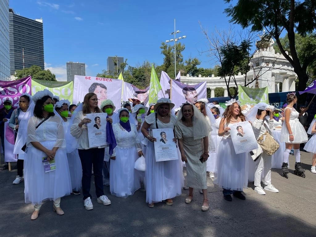 Desde hace 16 años Ingrid Tapia exige al servidor público Leonel ‘N’ el pago de alimentación para sus tres hijos. Foto Laura Gómez Flores