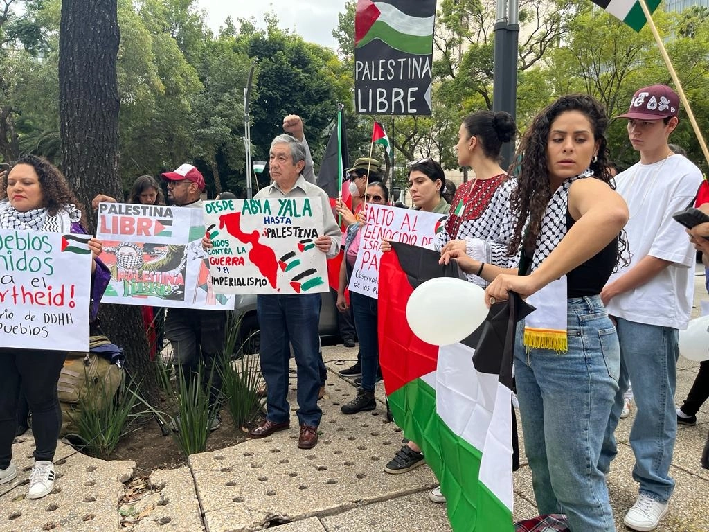 Integrantes de distintas organizaciones realizan un mitin en solidaridad con Palestina, frente a la embajada de Estados Unidos, en la Ciudad de México, el 14 de octubre de 2023. Foto María Luisa Severiano