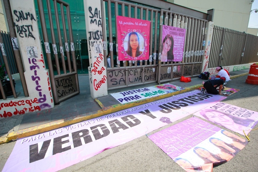 Madres de víctimas de feminicidio protestaron en el juzgado de Chalco por la lentitud en los procesos penales. Foto Daniel Ramón Quiroz