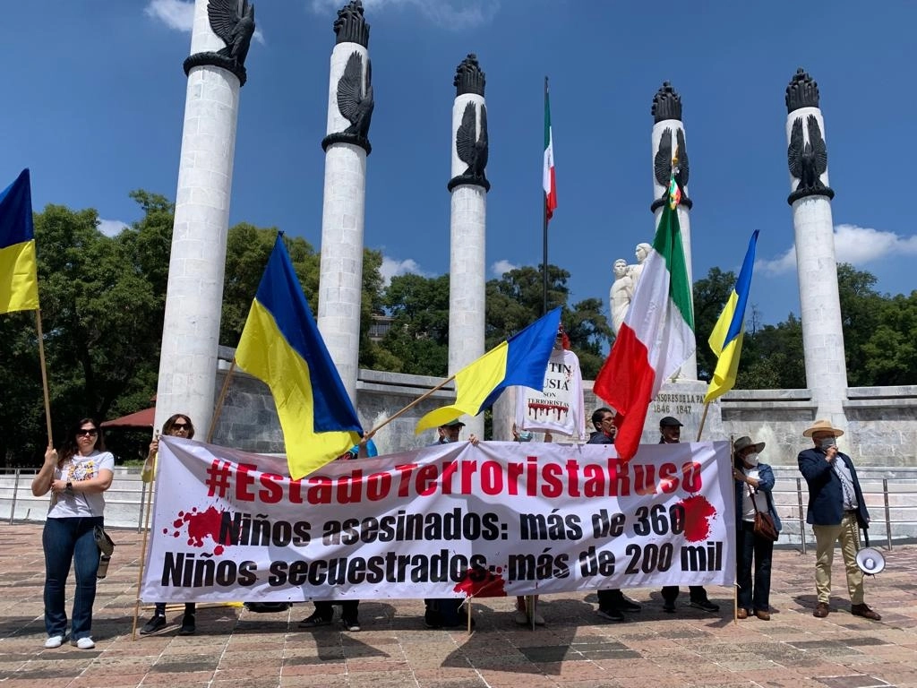 El colectivo Desde México por Ucrania realiza la  protesta “Por los Rostros Inocentes de Ucrania” en el Monumento a los Niños Héroes en el Bosque de Chapultepec, Ciudad de México, el 31 de julio de 2022. Foto María Luisa Severiano