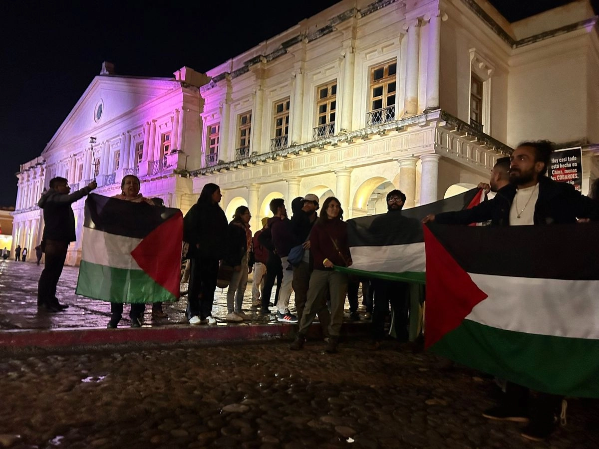 El contingente, hombres, mujeres y niños, marchó después hacia la Plaza Catedral que está al lado del parque central, donde finalizó la protesta cerca de las 9 de la noche. Foto