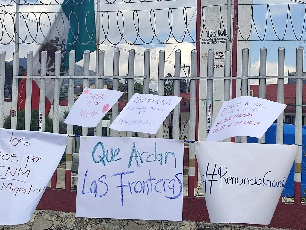 Integrantes de diversas organizaciones protestaron hoy frente a las oficinas del Instituto Nacional de Migración ubicadas en San Cristóbal, Tapachula y Comitán por la muerte de 39 migrantes, ocurrida en Ciudad Juárez, Chihuahua. Foto Elio Henríquez