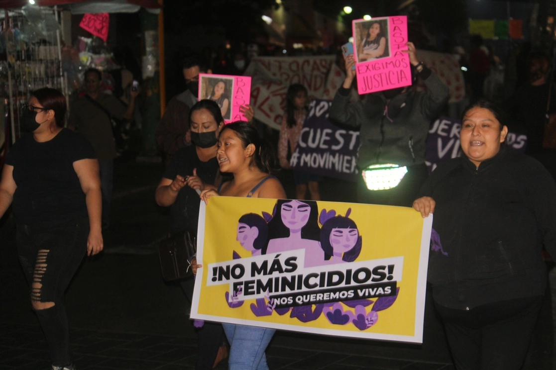  Alrededor de un centenar de mujeres vestidas de negro y con veladoras marcharon por las principales de la capital para exigir la renuncia del fiscal general de morelos, Uriel Carmona Gandara, por tratar de encubrir el feminicidio de Ariadna Fernanda. Foto La Jornada.