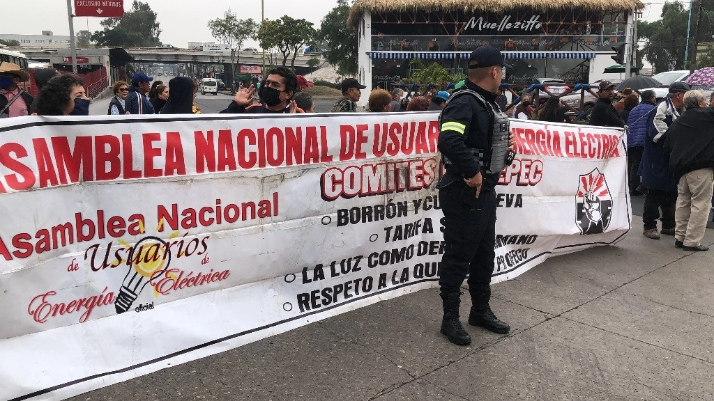 Los quejosos bloquearon avenidas principales de esa demarcación. Foto Javier Salinas