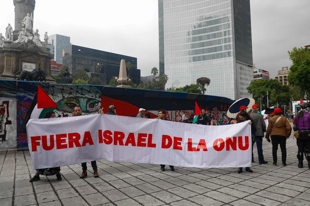 Ciudadanos se manifiestan en contra de la guerra y por el cese a las agresiones a Irán, en Paseo de la Reforma, el 22 de junio de 2025.