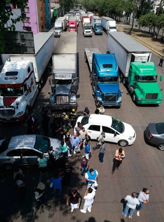 Trabajadores de la unidad del IMSS bloquearon durante horas el Circuito Interior en demanda de equipos de protección adecuados y capacitación en el manejo de pacientes con coronavirus. Foto Alfredo Domínguez