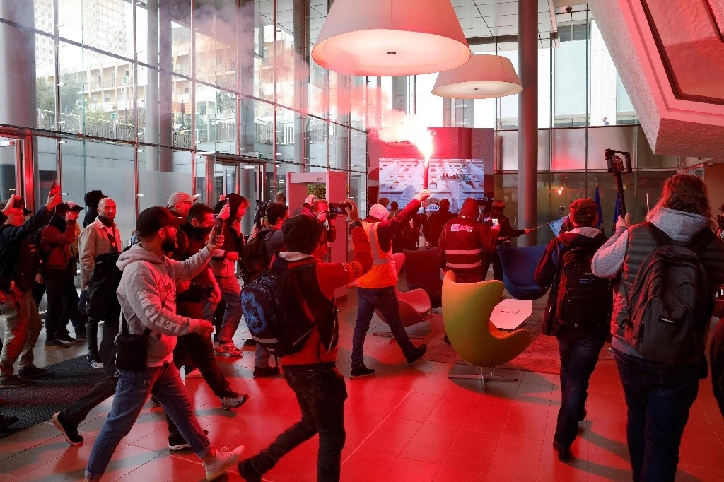 Un centenar de manifestantes irrumpieron en la sede central de Euronext NV, el principal operador bursátil del mercado financiero. Foto Afp 