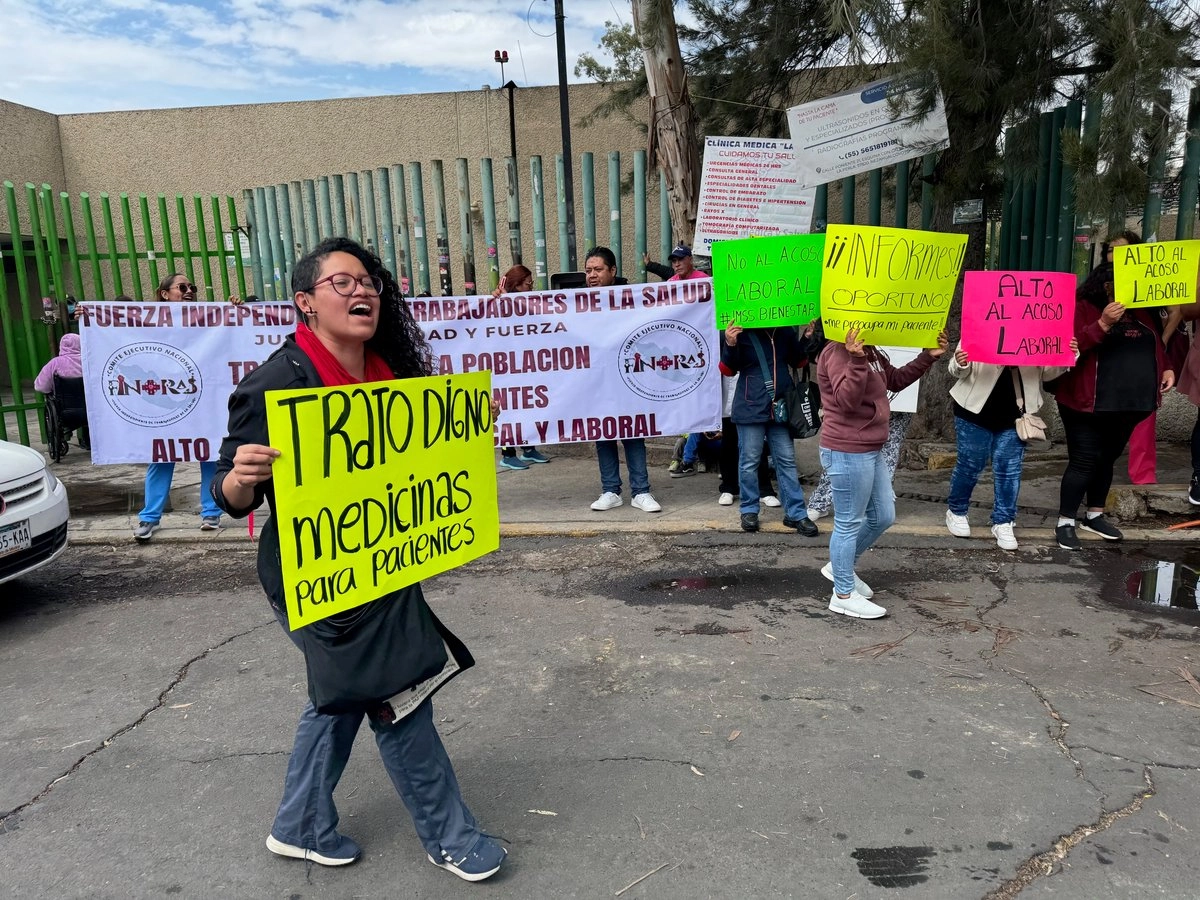 Integrantes del Sindicato Fuerza Independiente de Trabajadores de la Salud, protestan en el exterior del Hospital General La Perla, donde una mujer embaraza no recibió atención. Foto