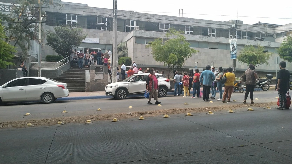 Derechohabientes del ISSSTE en Tepic, Nayarit protestaron por la falta de medicina para sus tratamientos, el 26 de abril de 2021. Foto Myriam Navarro
