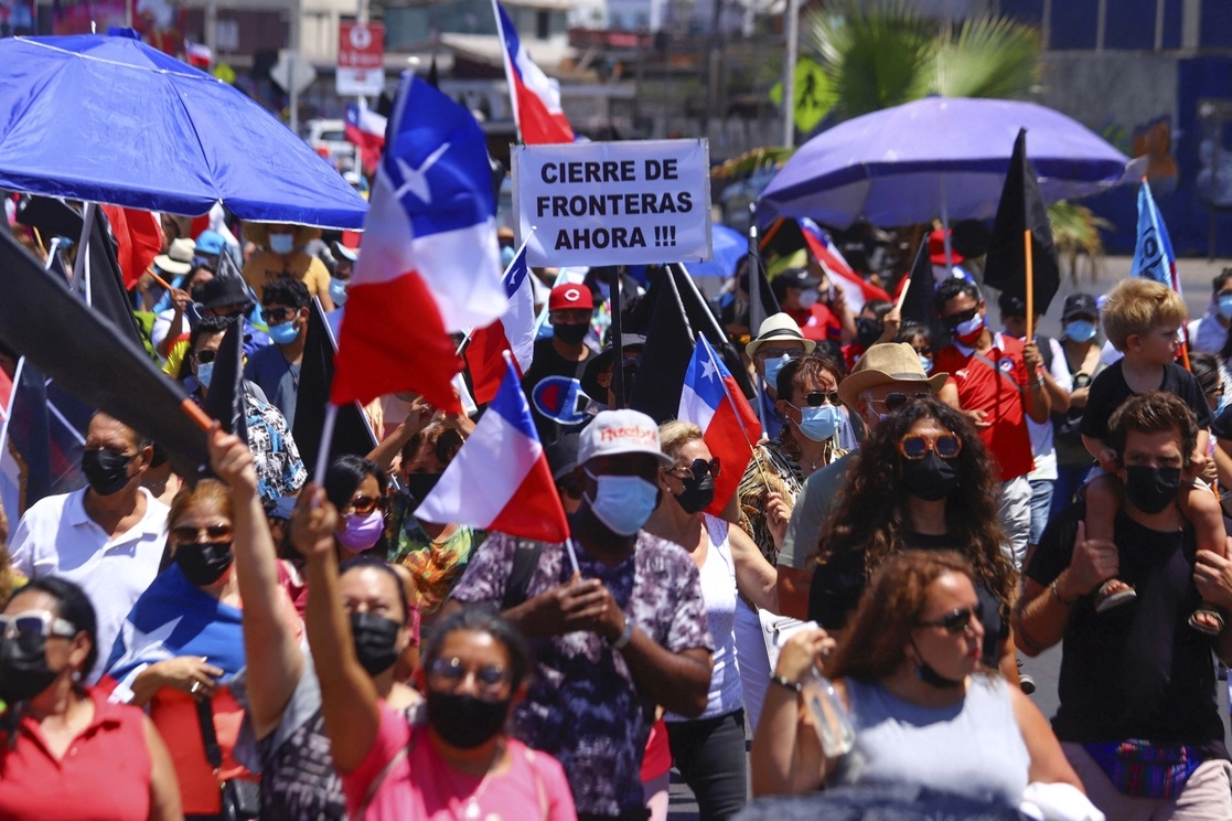 Personas protestan contra el incremento del crimen, que achacan a la presencia de inmigrantes en Iquique, Chile, el 30 de enero de 2022. Foto Afp 