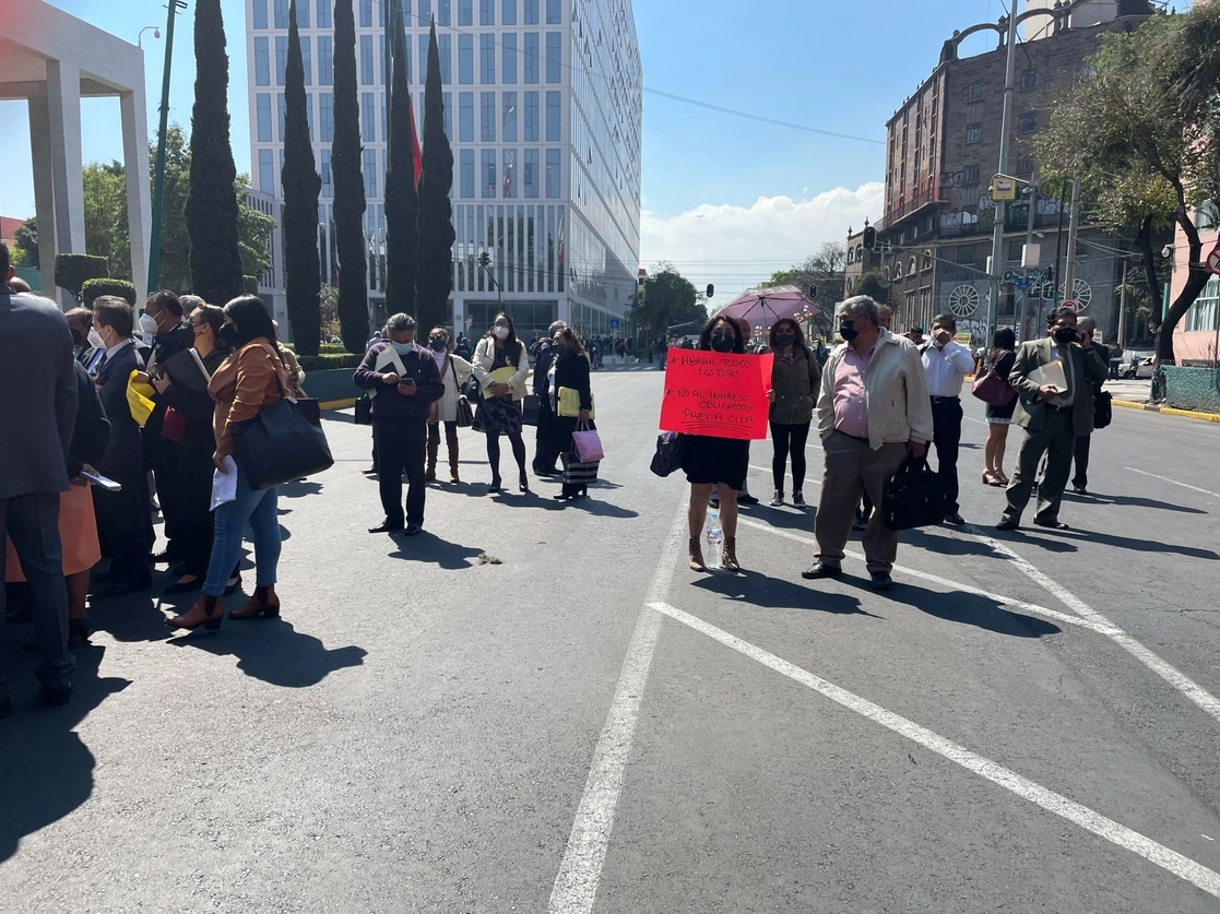 Abogados protestaron por el procedimiento de agendar citas en el Poder Judicial de la CDMX. Foto La Jornada 