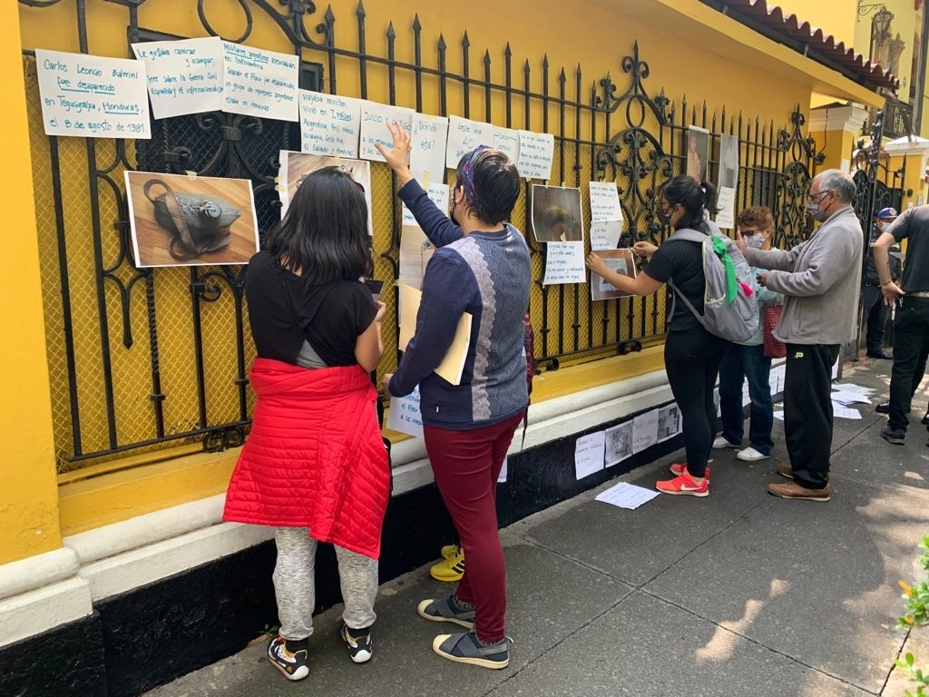La organización H.I.J.O.S. se manifestó afuera de la embajada de Honduras en México, al cumplirse 40 años de la desaparición forzada en ese país del argentino Carlos Leoncio Balerini García. Foto José Antonio López