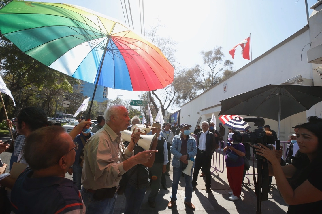 Manifestantes durante la protesta en la sede de la embajada de Perú en México. Foto José Antonio López