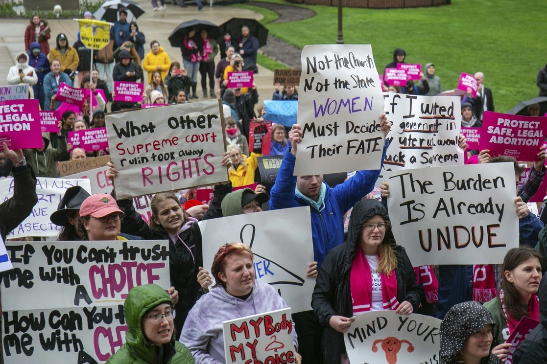 Protesta frente al edificio del Capitolio del Estado de Michigan en Lansing, Michigan, el 3 de mayo de 2022. Foto Ap