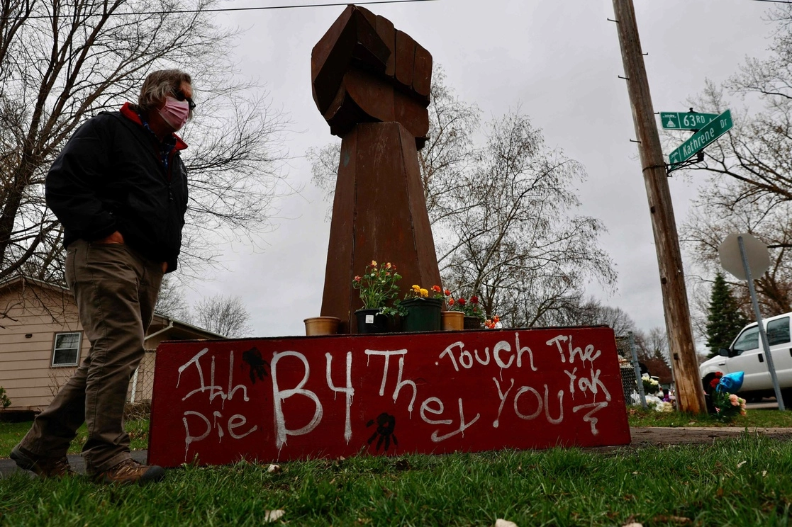 Un hombre camina por el monumento anti racismo en Minneapolis. Foto Afp