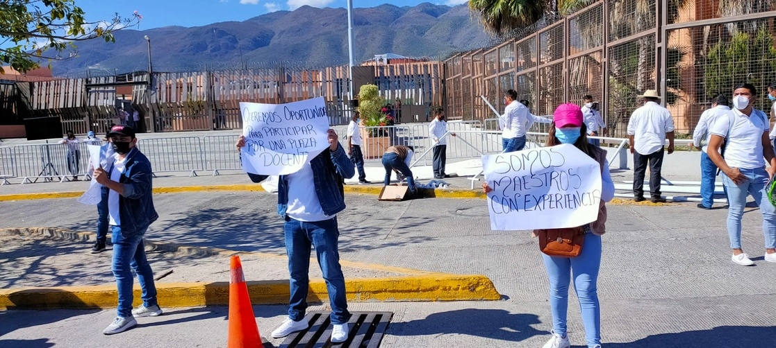 Protesta de maestros quienes exigen una audiencia con el presidente López Obrador. Foto Sergio Ocampo